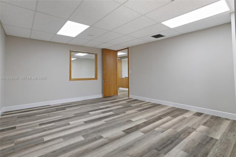 Propiedad comercial en venta en Lauderhill, Florida № 1993572 - foto 20