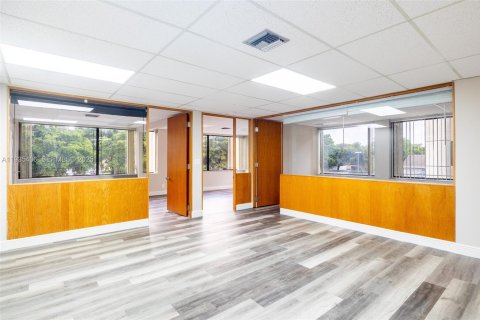 Propiedad comercial en venta en Lauderhill, Florida № 1993572 - foto 10