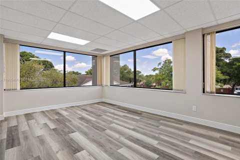 Propiedad comercial en venta en Lauderhill, Florida № 1993572 - foto 21