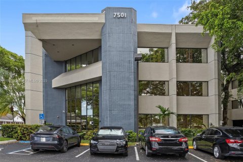 Propiedad comercial en venta en Lauderhill, Florida № 1993572 - foto 2