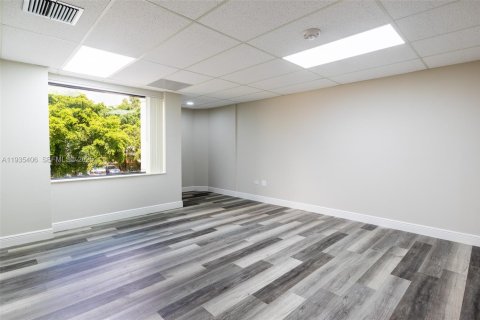 Propiedad comercial en venta en Lauderhill, Florida № 1993572 - foto 13