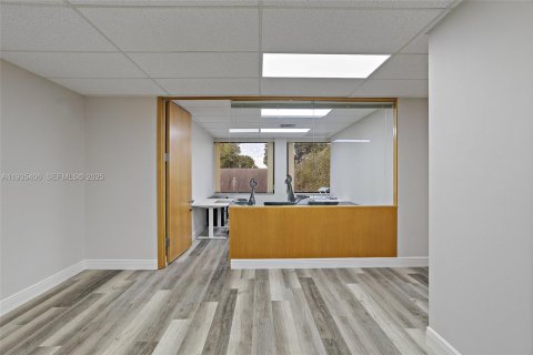 Propiedad comercial en venta en Lauderhill, Florida № 1993572 - foto 16