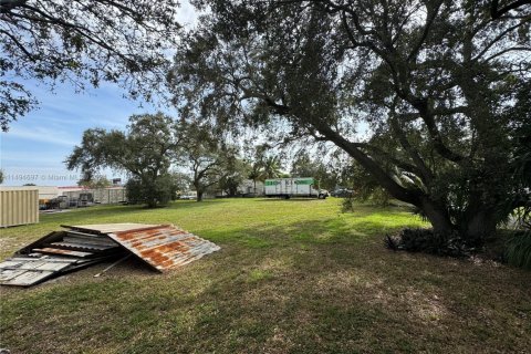 Commercial property in Hollywood, Florida № 1892503 - photo 11