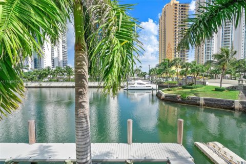 Villa ou maison à louer à Sunny Isles Beach, Floride: 4 chambres, 277.87 m2 № 1938411 - photo 26
