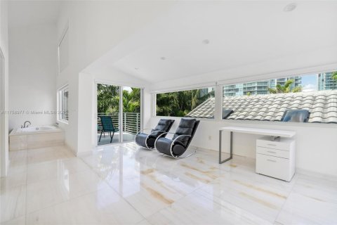 House in Sunny Isles Beach, Florida 4 bedrooms, 277.87 sq.m. № 1938411 - photo 28