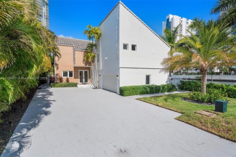 Casa en alquiler en Sunny Isles Beach, Florida, 4 dormitorios, 277.87 m2 № 1938411 - foto 2