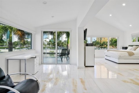 House in Sunny Isles Beach, Florida 4 bedrooms, 277.87 sq.m. № 1938411 - photo 29
