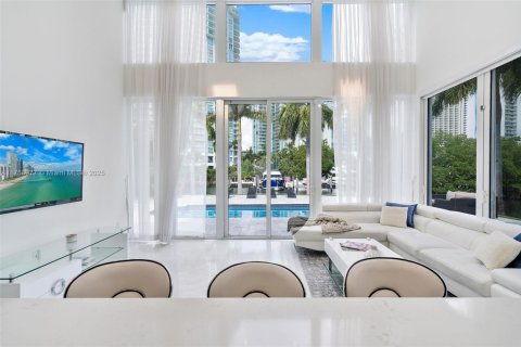 House in Sunny Isles Beach, Florida 4 bedrooms, 277.87 sq.m. № 1938411 - photo 15