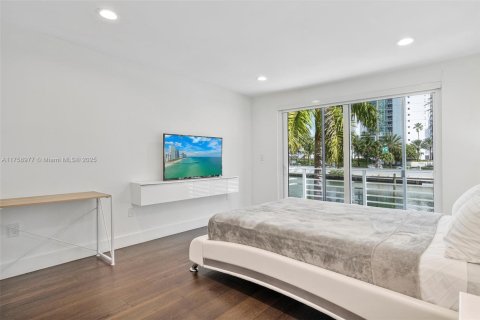 House in Sunny Isles Beach, Florida 4 bedrooms, 277.87 sq.m. № 1938411 - photo 23