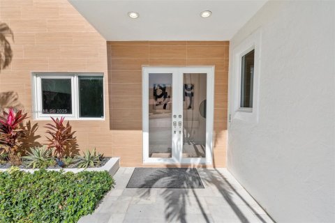 House in Sunny Isles Beach, Florida 4 bedrooms, 277.87 sq.m. № 1938411 - photo 4