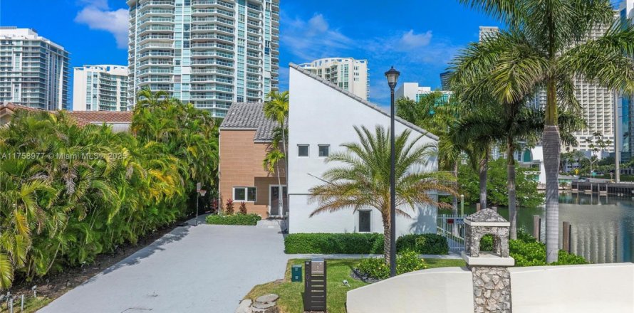 Casa en Sunny Isles Beach, Florida 4 dormitorios, 277.87 m2 № 1938411