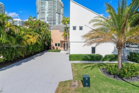 Villa ou maison à louer à Sunny Isles Beach, Floride: 4 chambres, 277.87 m2 № 1938411 - photo 3