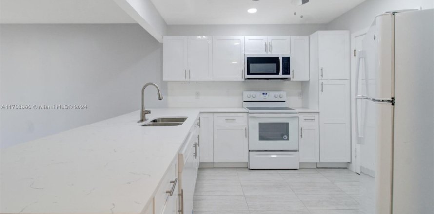 Condo in Lauderhill, Florida, 2 bedrooms № 1709097