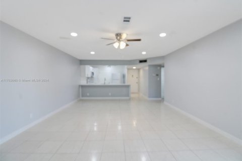 Condo in Lauderhill, Florida, 2 bedrooms  № 1709097 - photo 8
