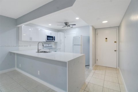 Condo in Lauderhill, Florida, 2 bedrooms  № 1709097 - photo 3