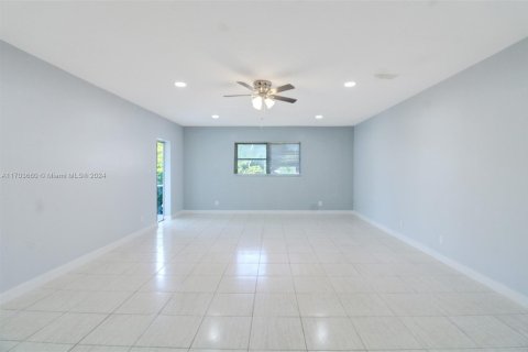 Condo in Lauderhill, Florida, 2 bedrooms  № 1709097 - photo 4