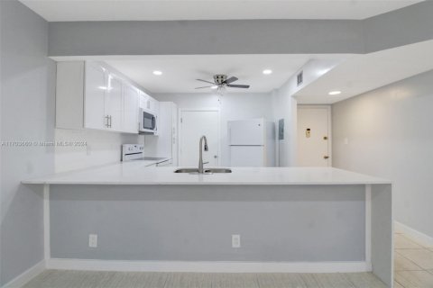 Condo in Lauderhill, Florida, 2 bedrooms  № 1709097 - photo 2