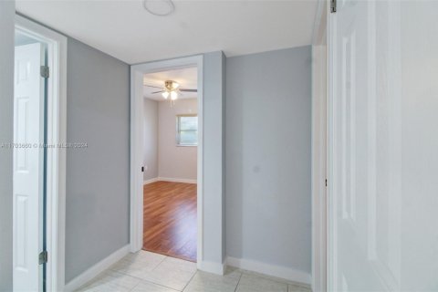Condo in Lauderhill, Florida, 2 bedrooms  № 1709097 - photo 7