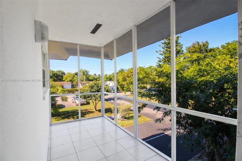 Condo in Lauderhill, Florida, 2 bedrooms  № 1709097 - photo 12