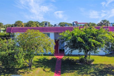 Condo in Lauderhill, Florida, 2 bedrooms  № 1709097 - photo 13