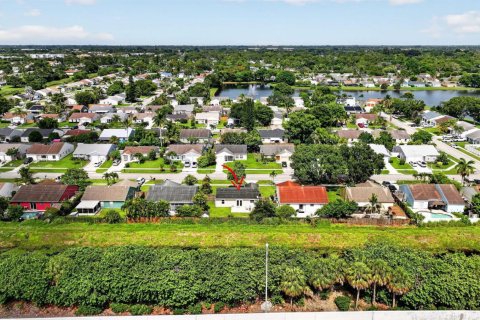 House in Lake Worth, Florida 2 bedrooms, 92.16 sq.m. № 2188208 - photo 29