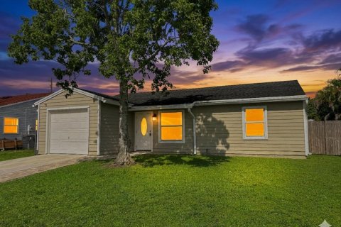 House in Lake Worth, Florida 2 bedrooms, 92.16 sq.m. № 2188208