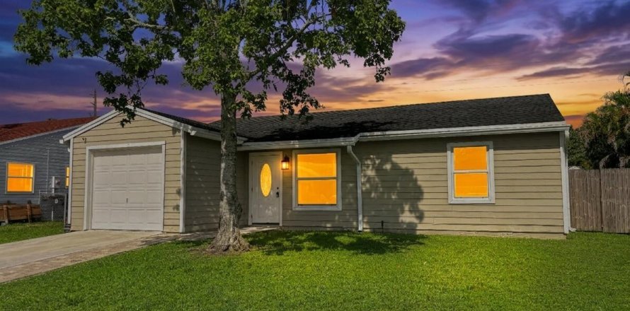 House in Lake Worth, Florida 2 bedrooms, 92.16 sq.m. № 2188208