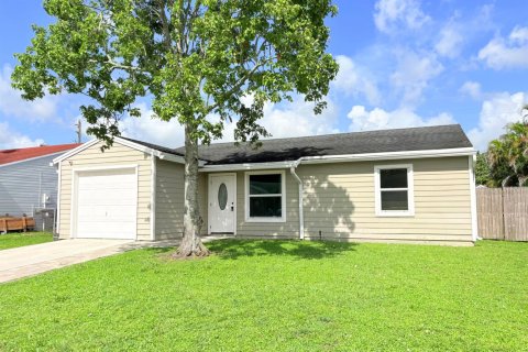 House in Lake Worth, Florida 2 bedrooms, 92.16 sq.m. № 2188208 - photo 3