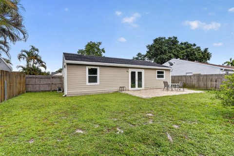 House in Lake Worth, Florida 2 bedrooms, 92.16 sq.m. № 2188208 - photo 23