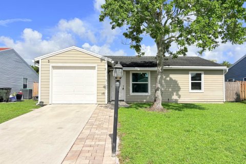House in Lake Worth, Florida 2 bedrooms, 92.16 sq.m. № 2188208 - photo 2