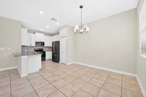 Touwnhouse à vendre à Kissimmee, Floride: 4 chambres, 192.03 m2 № 2406528 - photo 5