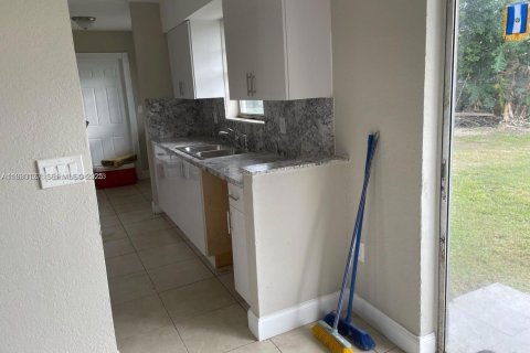 Снять в аренду виллу или дом в Хомстед, Флорида 3 спальни, 111.48м2, № 1991883 - фото 13