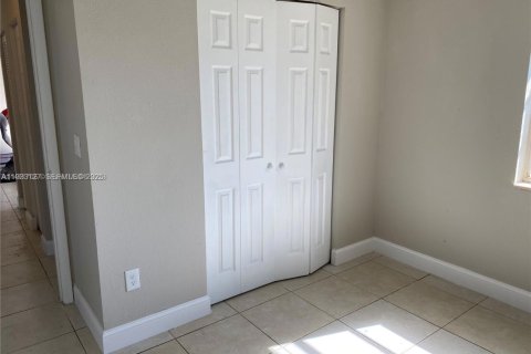 Снять в аренду виллу или дом в Хомстед, Флорида 3 спальни, 111.48м2, № 1991883 - фото 10