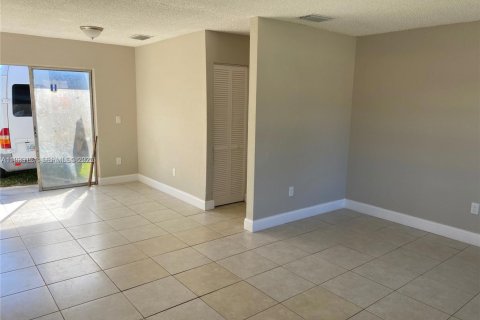 Снять в аренду виллу или дом в Хомстед, Флорида 3 спальни, 111.48м2, № 1991883 - фото 3