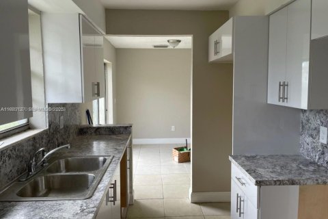 Снять в аренду виллу или дом в Хомстед, Флорида 3 спальни, 111.48м2, № 1991883 - фото 4