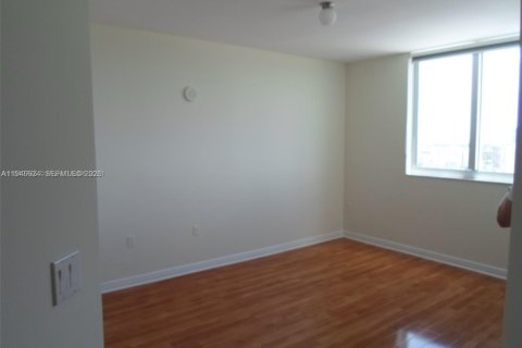 Condo in Hallandale Beach, Florida, 2 bedrooms  № 2003052 - photo 20