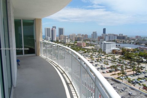 Condo in Hallandale Beach, Florida, 2 bedrooms  № 2003052 - photo 15
