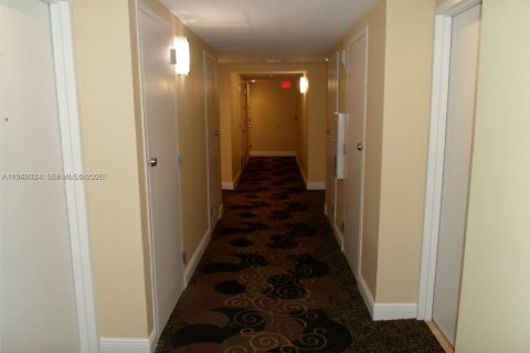 Condo in Hallandale Beach, Florida, 2 bedrooms  № 2003052 - photo 30