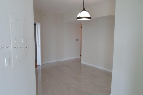 Condo in Hallandale Beach, Florida, 2 bedrooms  № 2003052 - photo 7