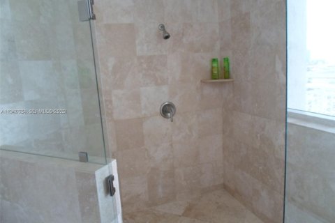 Condo in Hallandale Beach, Florida, 2 bedrooms  № 2003052 - photo 18