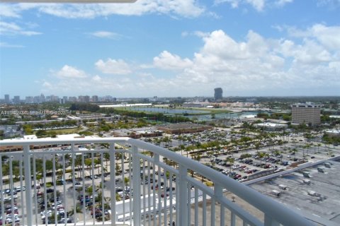 Condo in Hallandale Beach, Florida, 2 bedrooms  № 2003052 - photo 13