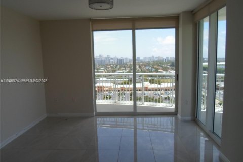 Condo in Hallandale Beach, Florida, 2 bedrooms  № 2003052 - photo 11
