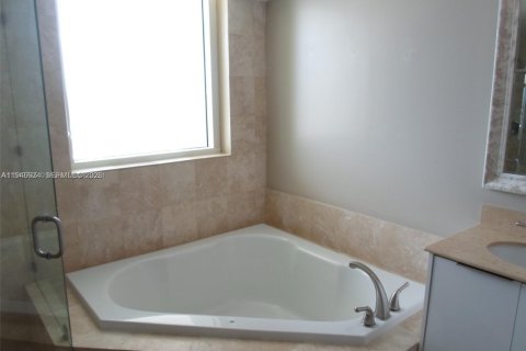 Condo in Hallandale Beach, Florida, 2 bedrooms  № 2003052 - photo 19