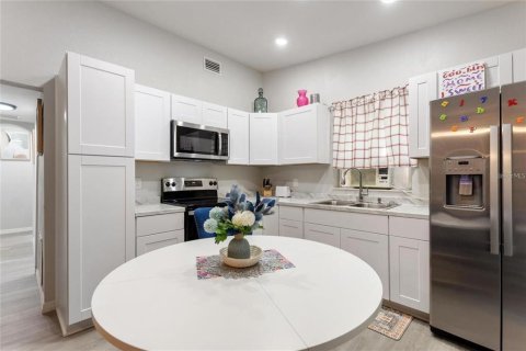 House in Intercession City, Florida 3 bedrooms, 96.62 sq.m. № 2236695 - photo 7
