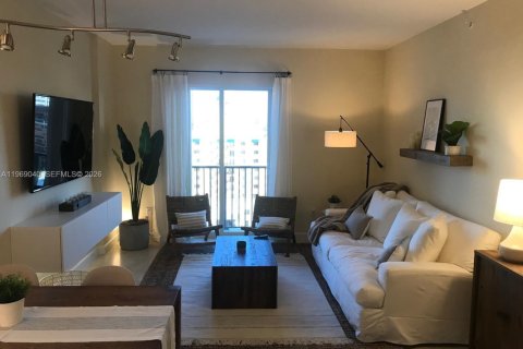 Condominio en alquiler en Coral Gables, Florida, 1 dormitorio, 74.14 m2 № 2030988 - foto 2