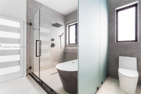 Купить виллу или дом в Корал-Гейблс, Флорида 4 спальни, 263.19м2, № 1931324 - фото 29