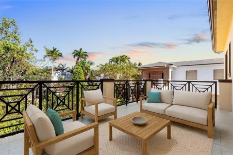 Купить виллу или дом в Корал-Гейблс, Флорида 4 спальни, 263.19м2, № 1931324 - фото 25