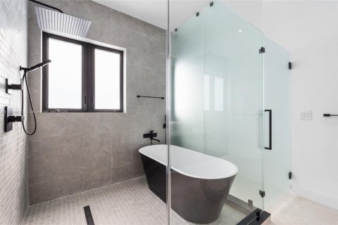 Купить виллу или дом в Корал-Гейблс, Флорида 4 спальни, 263.19м2, № 1931324 - фото 28