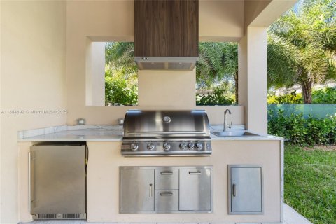 Купить виллу или дом в Корал-Гейблс, Флорида 4 спальни, 263.19м2, № 1931324 - фото 15