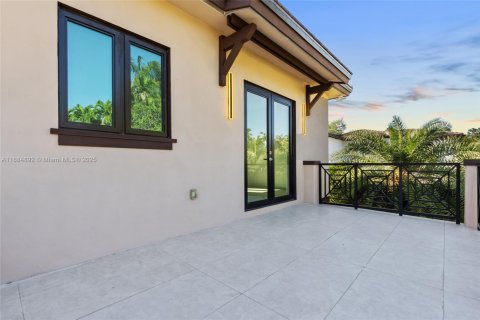 Купить виллу или дом в Корал-Гейблс, Флорида 4 спальни, 263.19м2, № 1931324 - фото 24